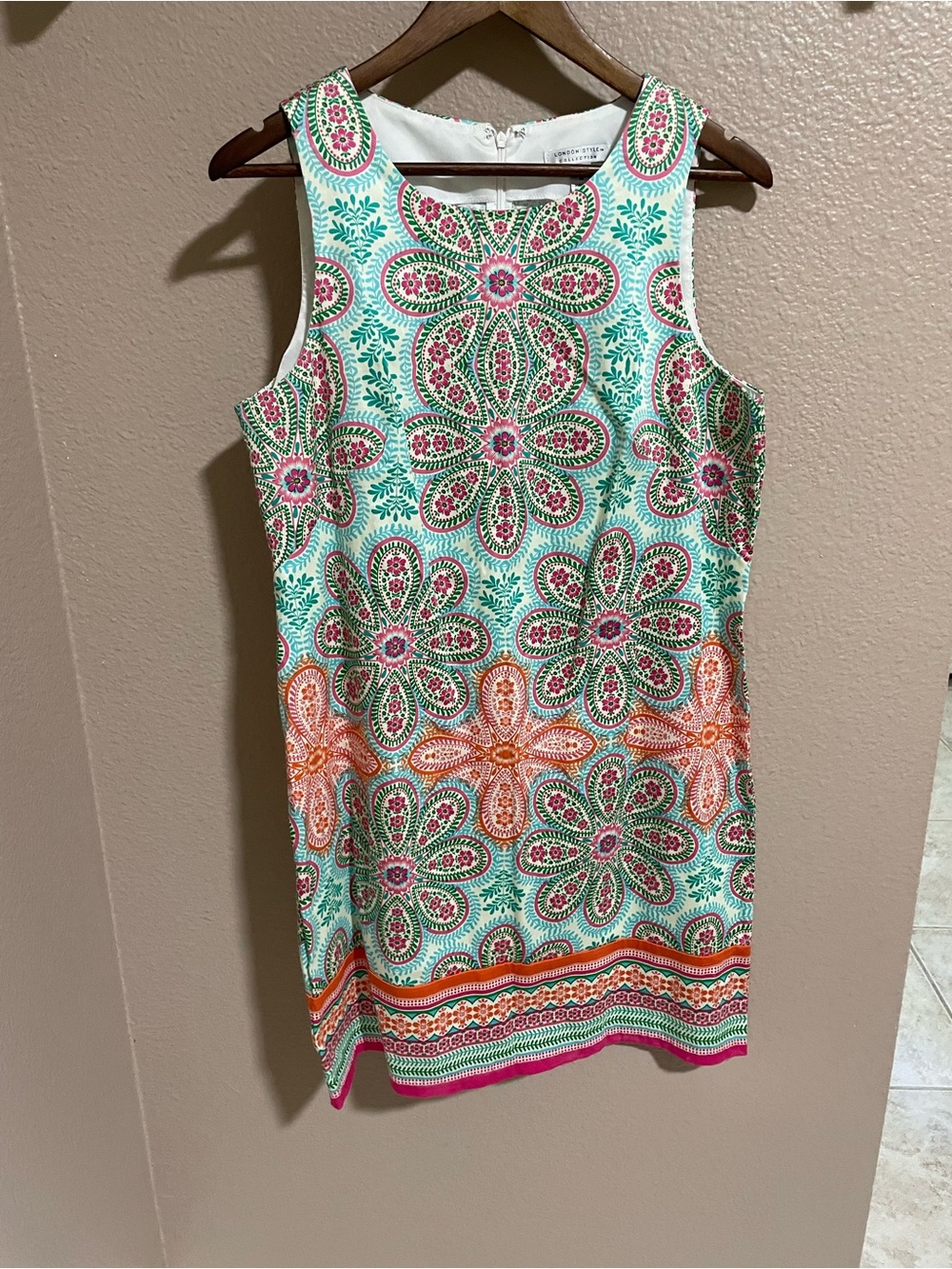 London Style Sleeveless Floral Medallion Shift Dress in Aqua and Pink